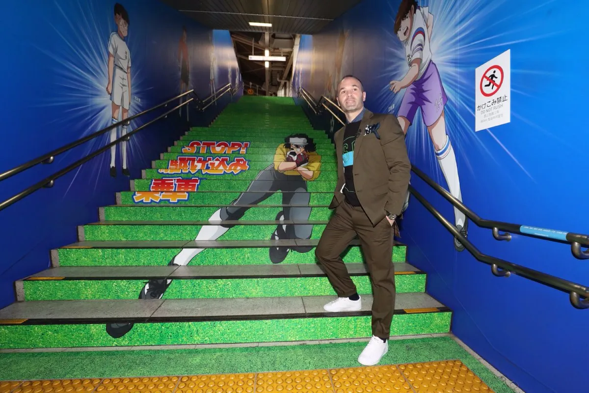 À Tokyo, Iniesta inaugure une station de métro aux couleurs d&rsquo;Olive et Tom