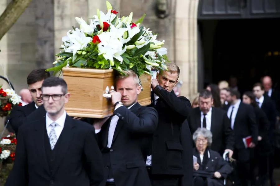 Le cercueil de Gordon Banks porté par Hart et Schmeichel