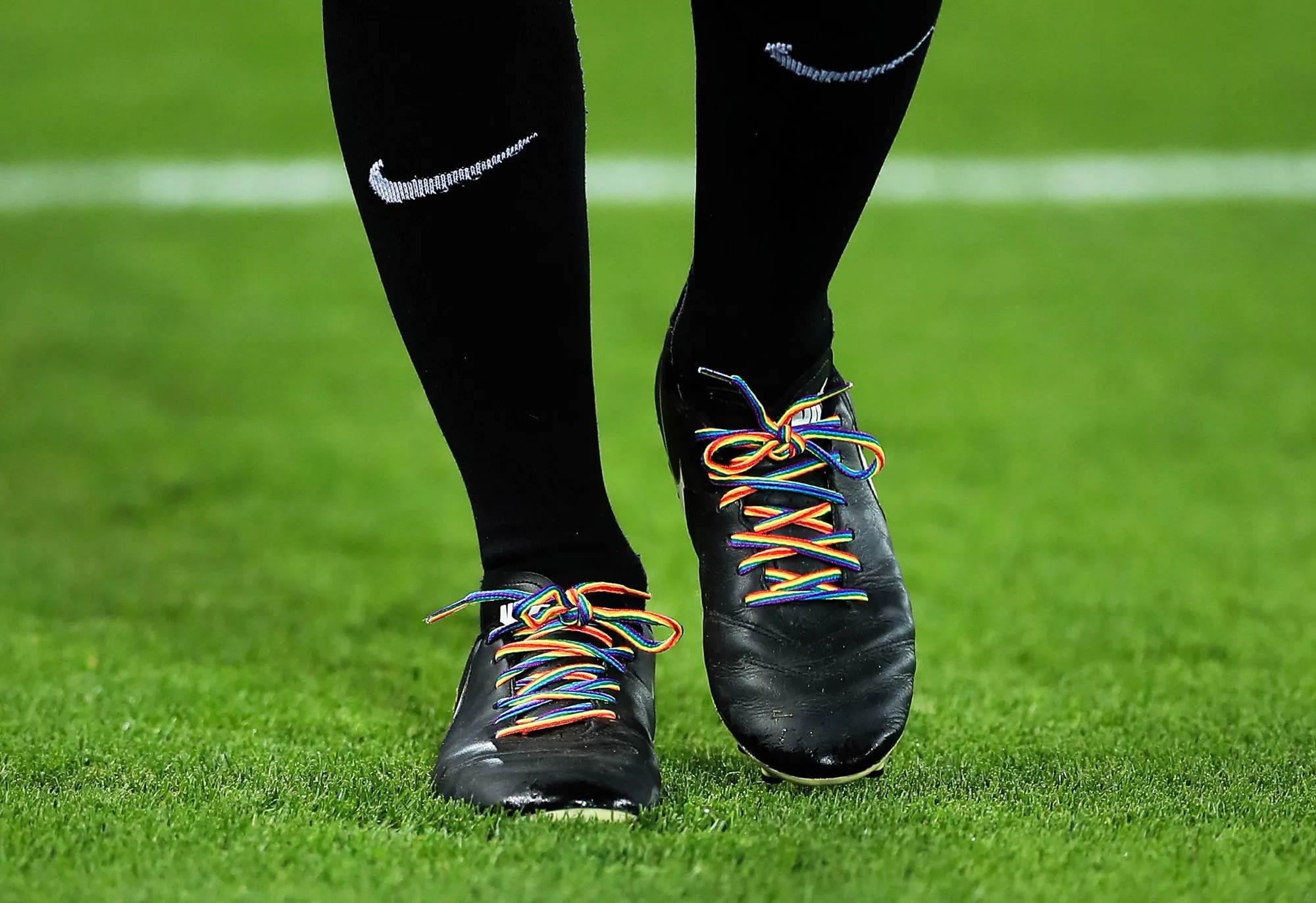 Une D6 anglaise joue un match en maillot aux couleurs LGBT