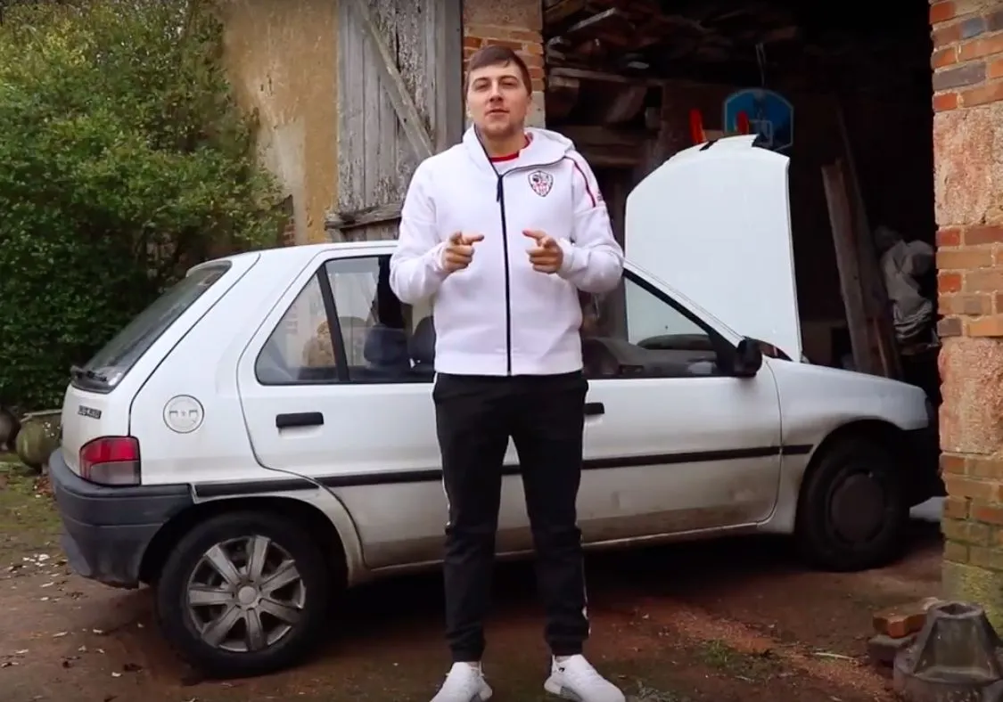 L’homme qui suivait l’AC Ajaccio au volant de sa vieille 106