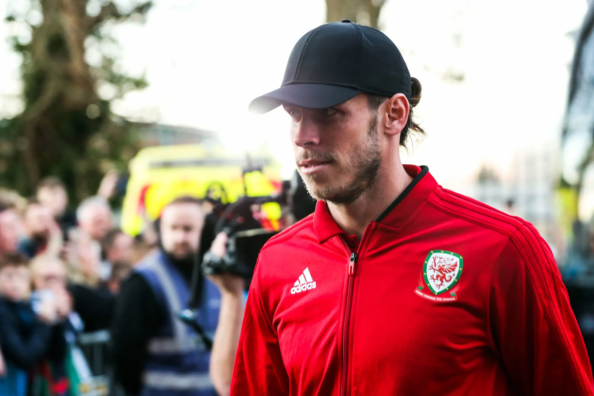 Un journaliste demande une photo à Gareth Bale en conférence de presse