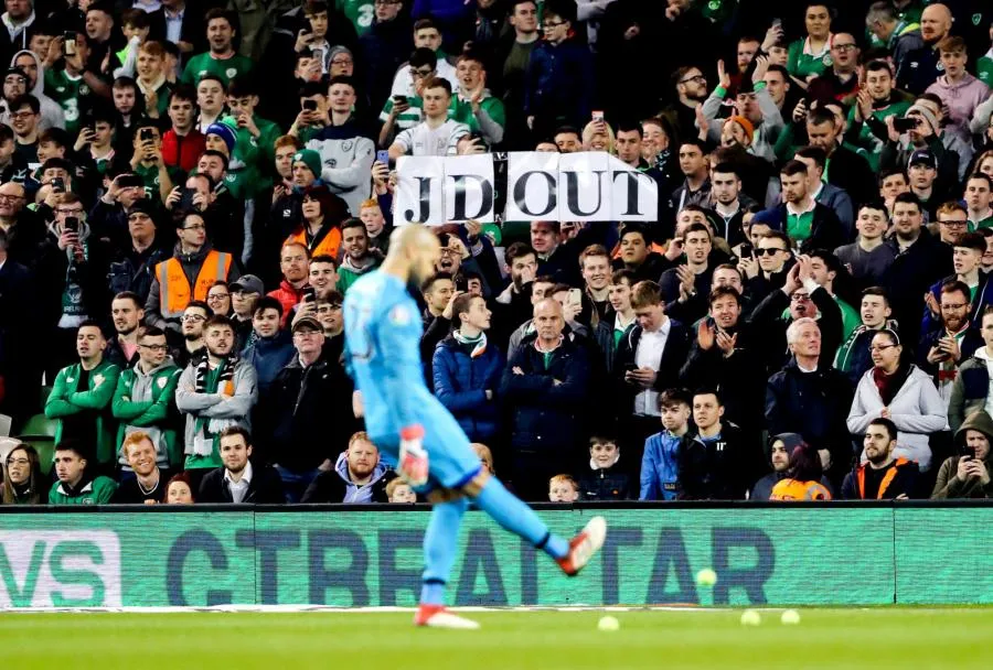 La protestation des supporters irlandais avec des balles de tennis