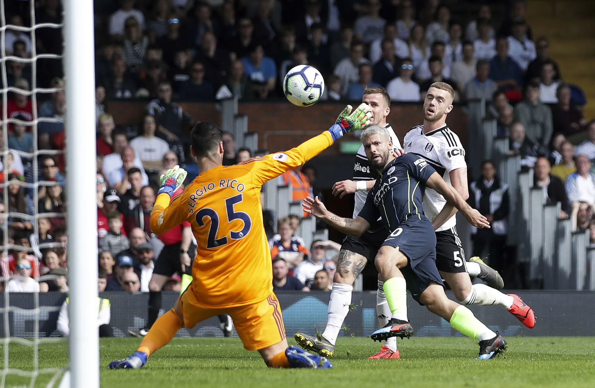 Sergio Agüero égale Thierry Henry