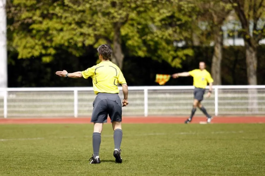 En National, une supportrice se retrouve arbitre assistante le temps d&rsquo;un match