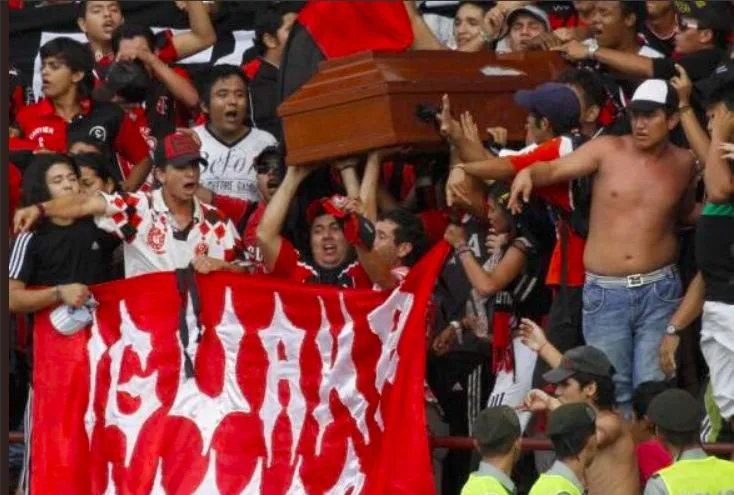Décédé samedi, un Colombien de 17 ans «<span style="font-size:50%"> </span>assiste<span style="font-size:50%"> </span>» à un match dans son cercueil