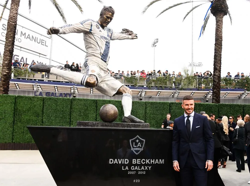 Quand Beckham découvre une fausse statue à son effigie