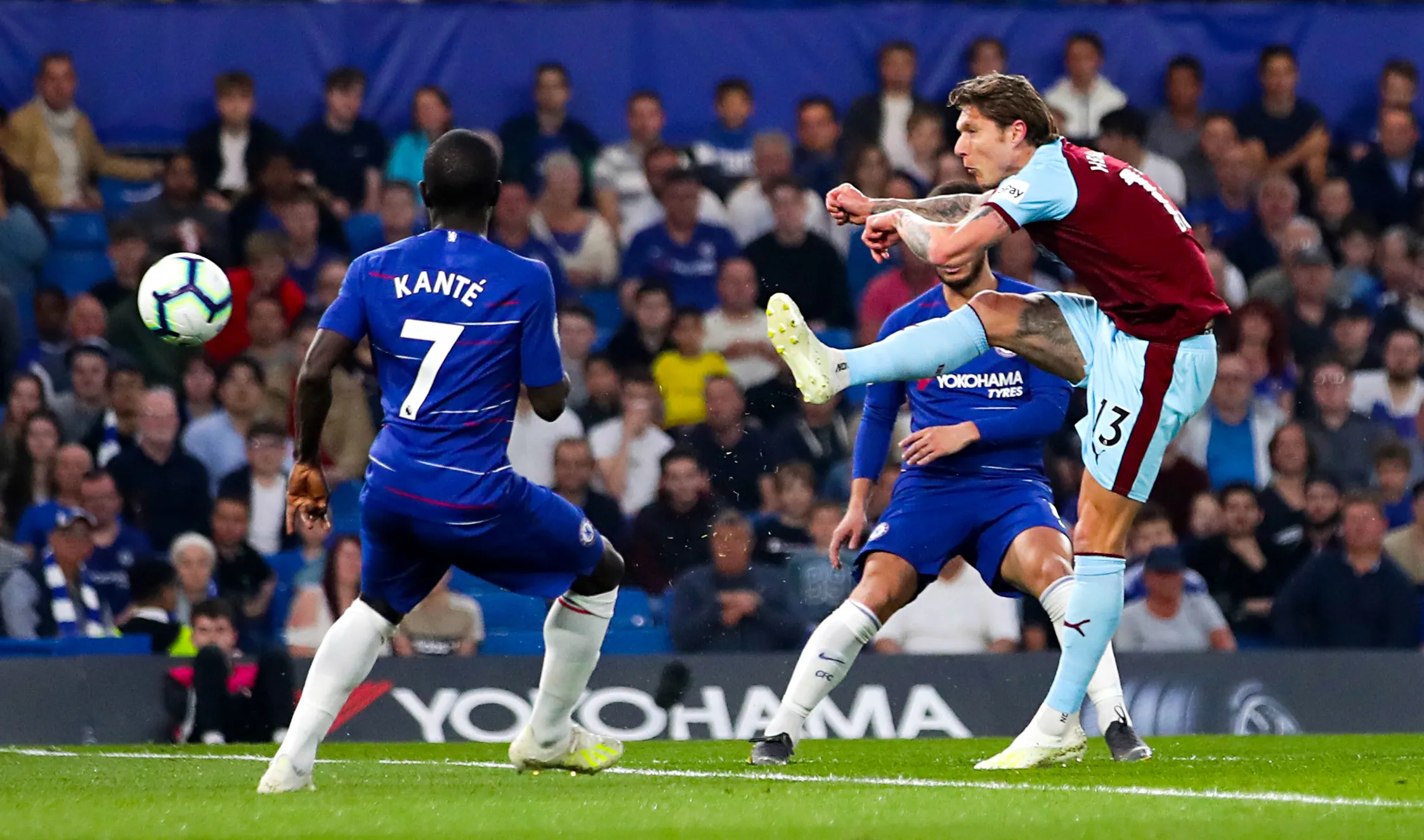 Burnley s&rsquo;accroche à Chelsea