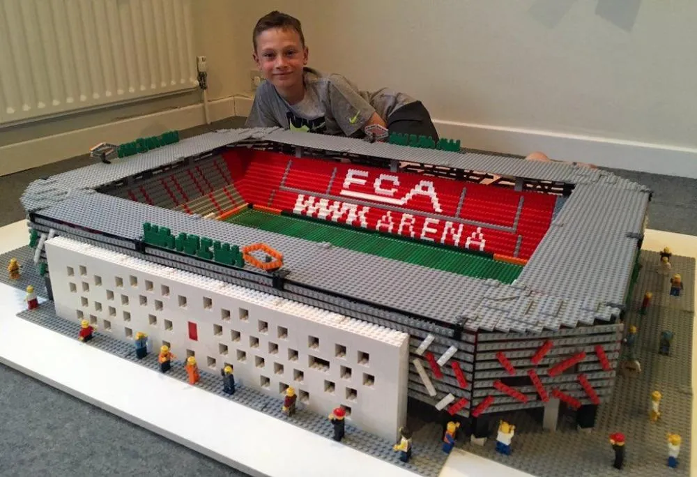 Un jeune Anglais construit les stades de Bundesliga en Lego