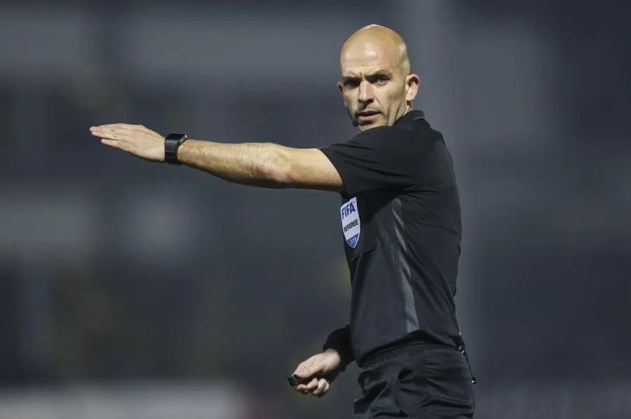 Un arbitre portugais va aux toilettes en plein match