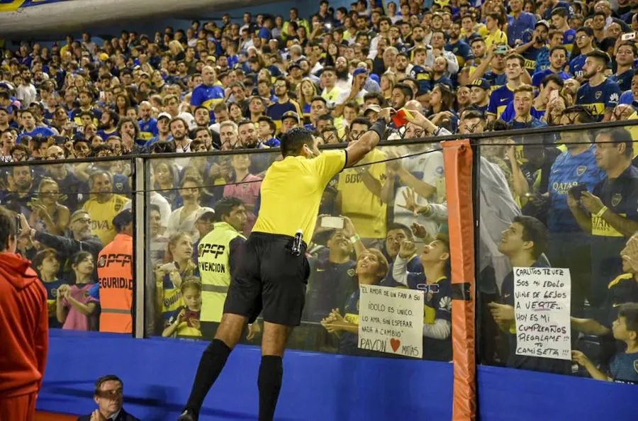 Un arbitre chilien offre ses cartons à un fan de Boca