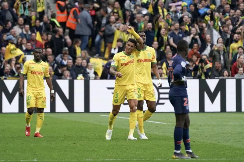 Paris s’étouffe dans les plumes des canaris