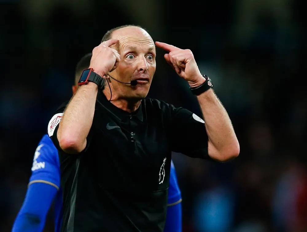 Quand l’arbitre Mike Dean célèbre la victoire de Tranmere