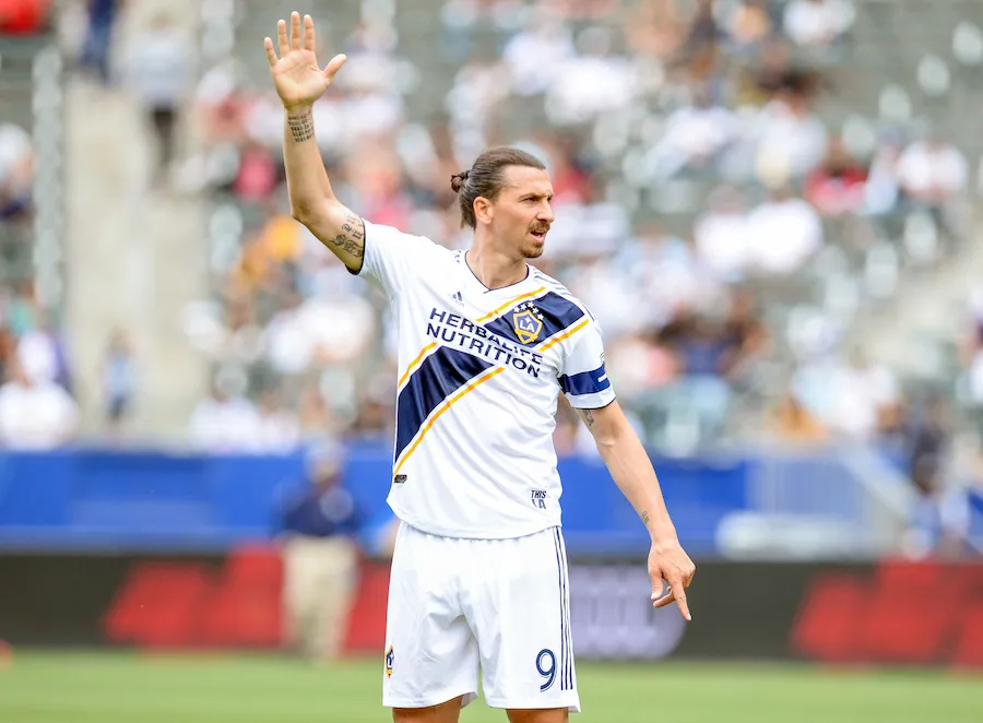 Zlatan suspendu deux matchs pour avoir étranglé un gardien
