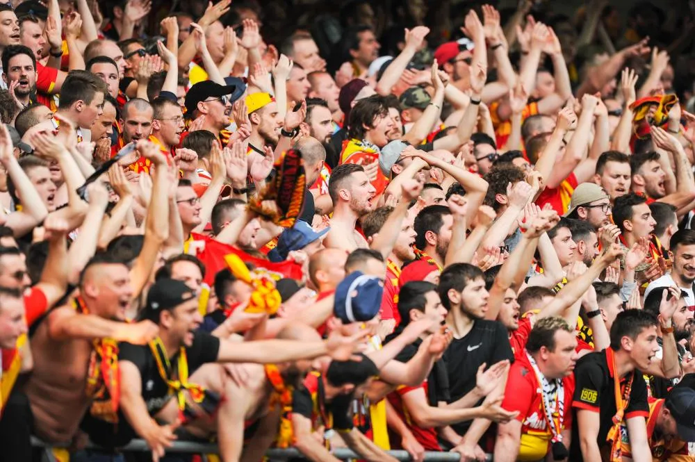 La longue file d&rsquo;attente à la billeterie de Bollaert