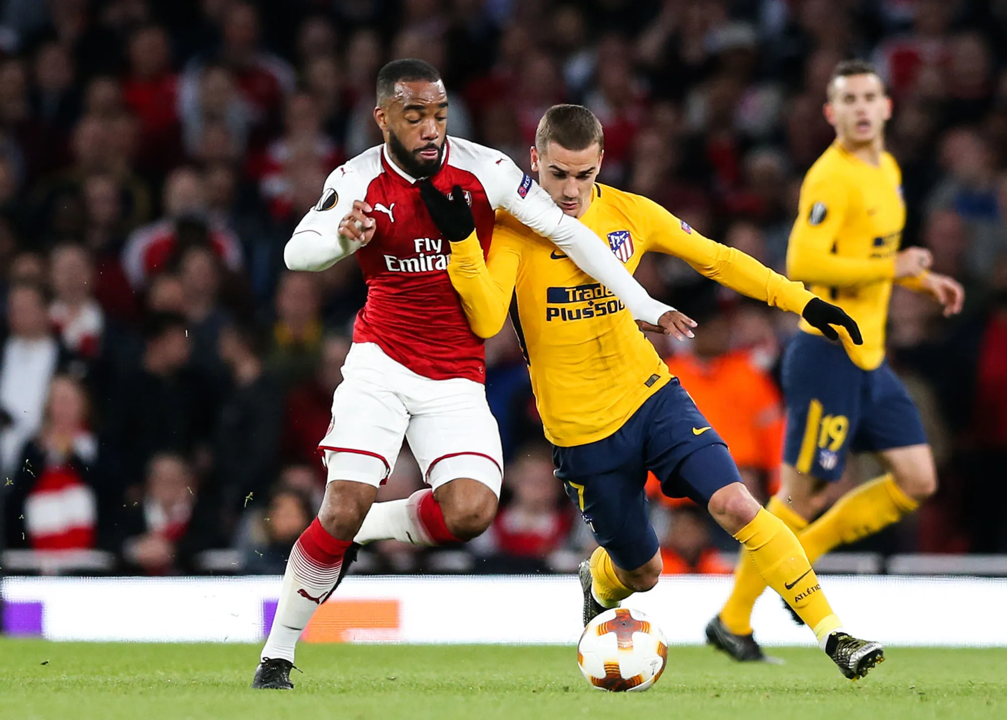 Lacazette sur les tablettes du Barça ?