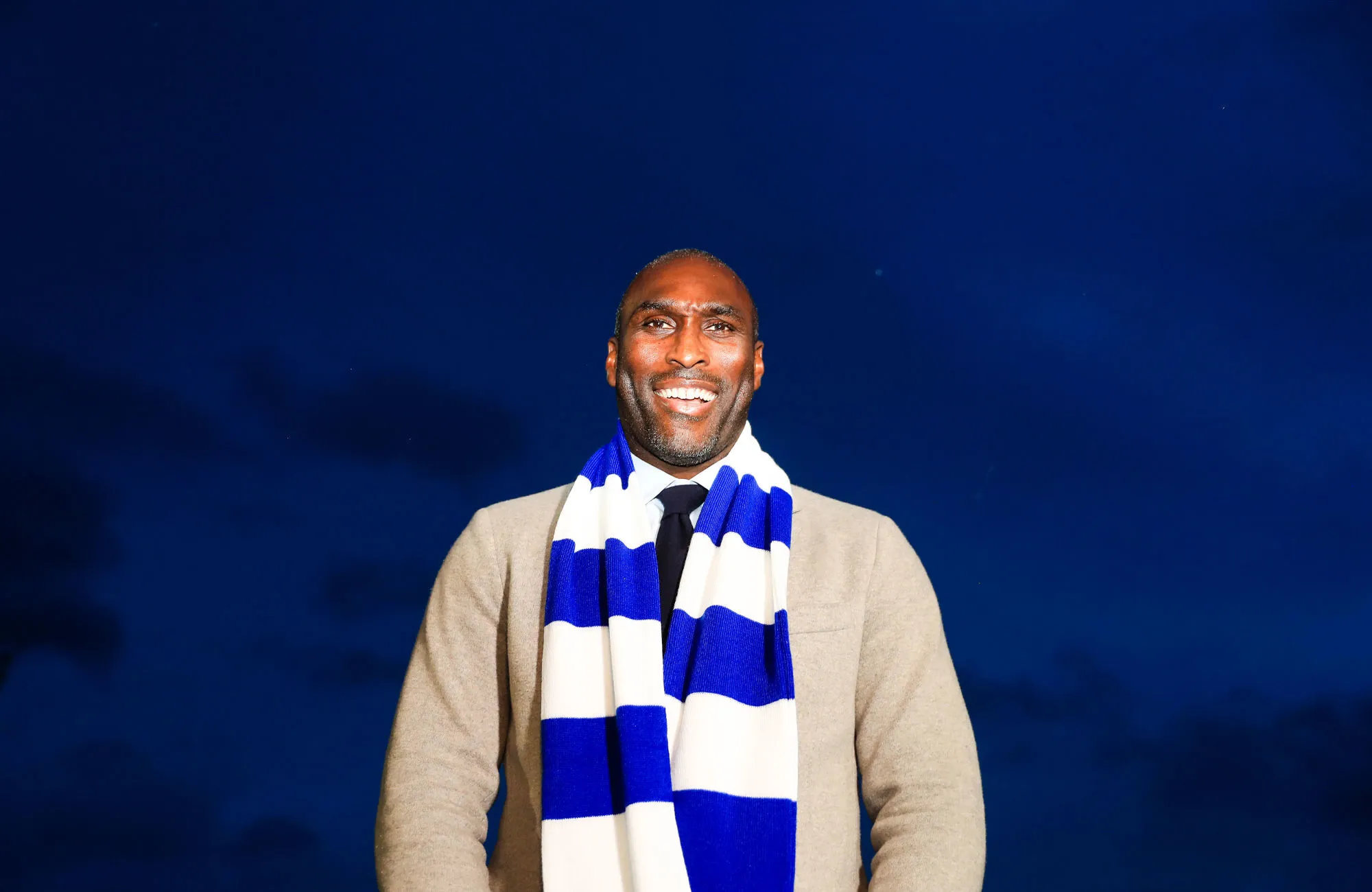 Les supporters de Macclesfield balancent des pièces sur le goal de Cambridge