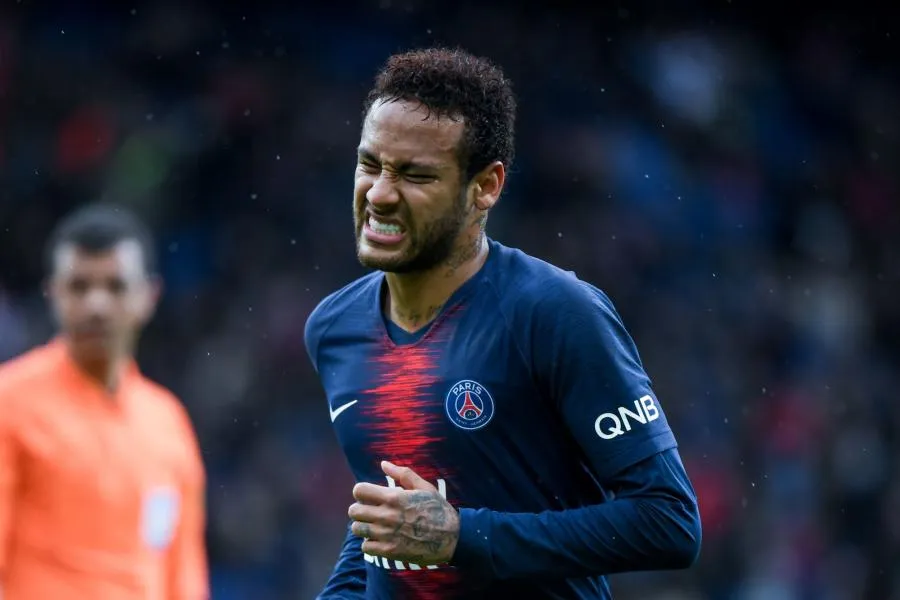 Neymar suspendu trois matchs ferme plus deux avec sursis par la FFF