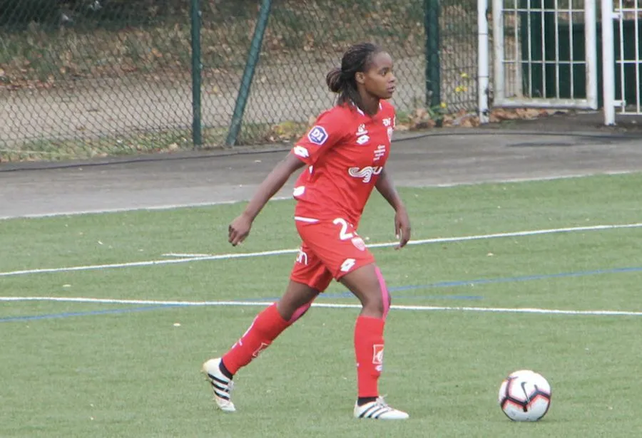 Marie-Aurelle Awona : «<span style="font-size:50%">&nbsp;</span>Il y a pas mal de pression autour de nous<span style="font-size:50%">&nbsp;</span>»