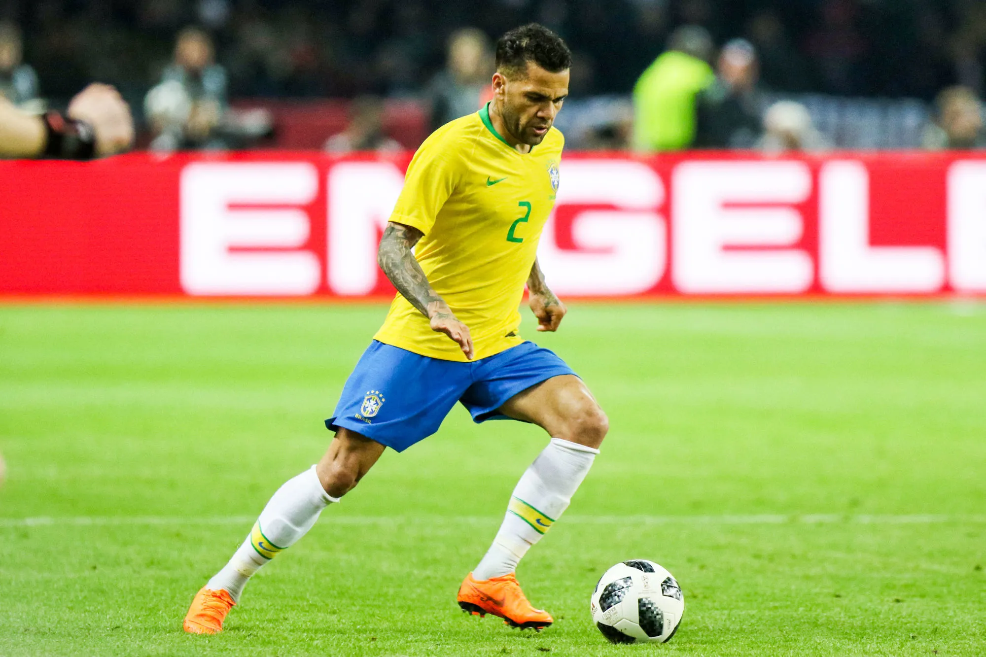 Dani Alves : «<span style="font-size:50%">&nbsp;</span>Nous n’avons pas le sentiment de jouer chez nous<span style="font-size:50%">&nbsp;</span>»