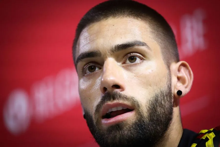 Le gardien du Dalian Yifang charge Ferreira Carrasco