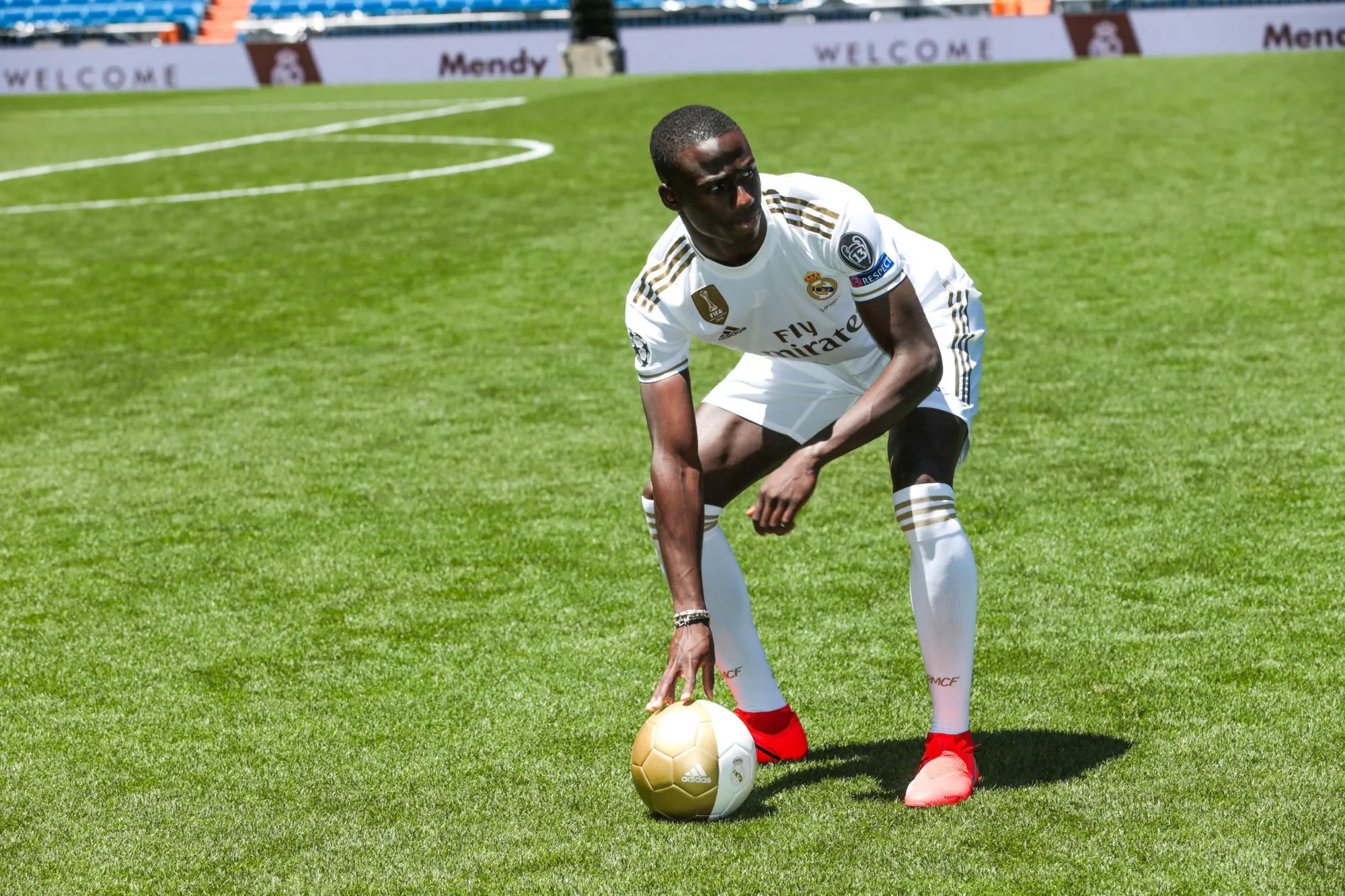 Quand Ferland Mendy like un tweet réclamant le départ de Lucas Vázquez