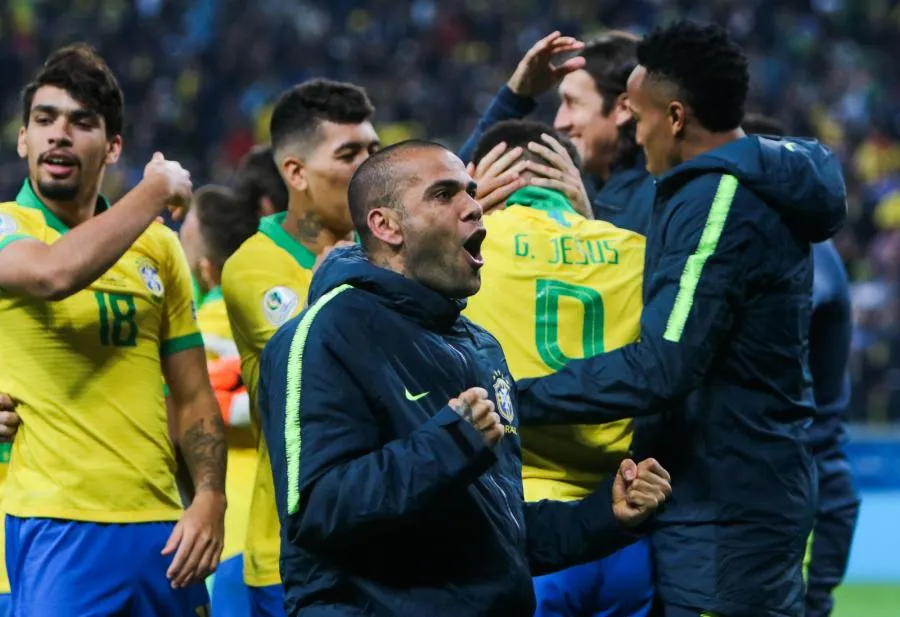 Dani Alves élu meilleur joueur du tournoi pour son 40e titre