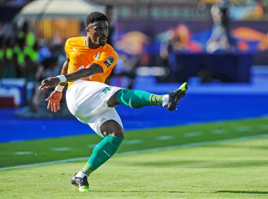 Aurier s’est blessé à la main en tapant sur une table