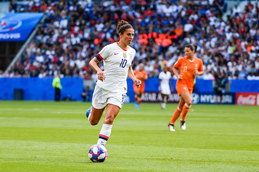 Jennifer Lopez offre un lap dance à Carli Lloyd sur scène