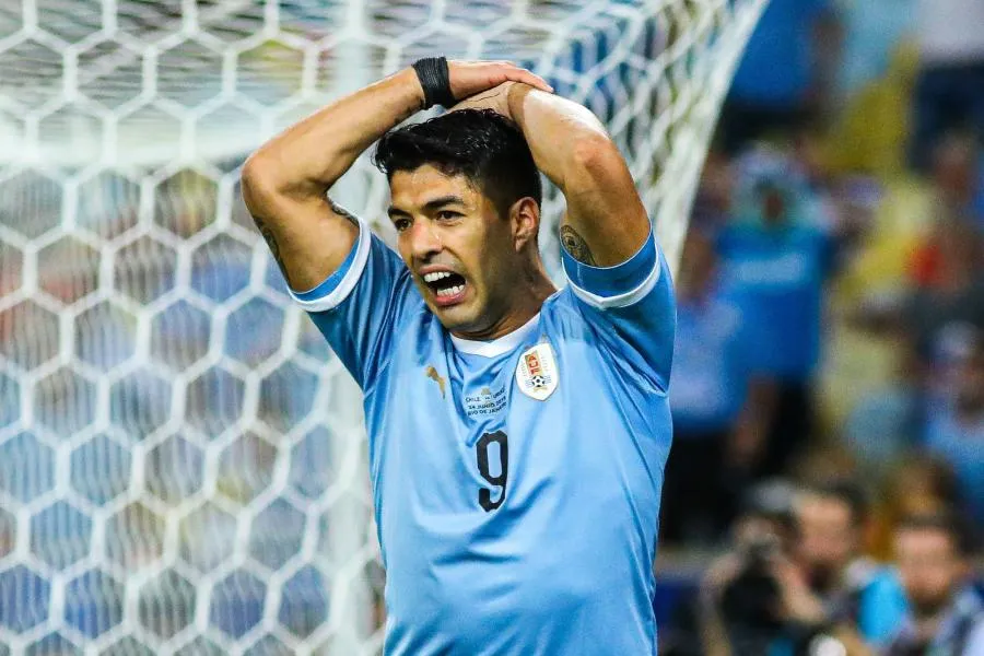Quand Luis Suárez réclame une main… du gardien chilien