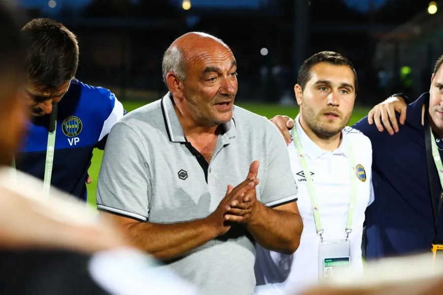 Le coach de Chambly calme les joueurs qui auraient tendance à s’enflammer