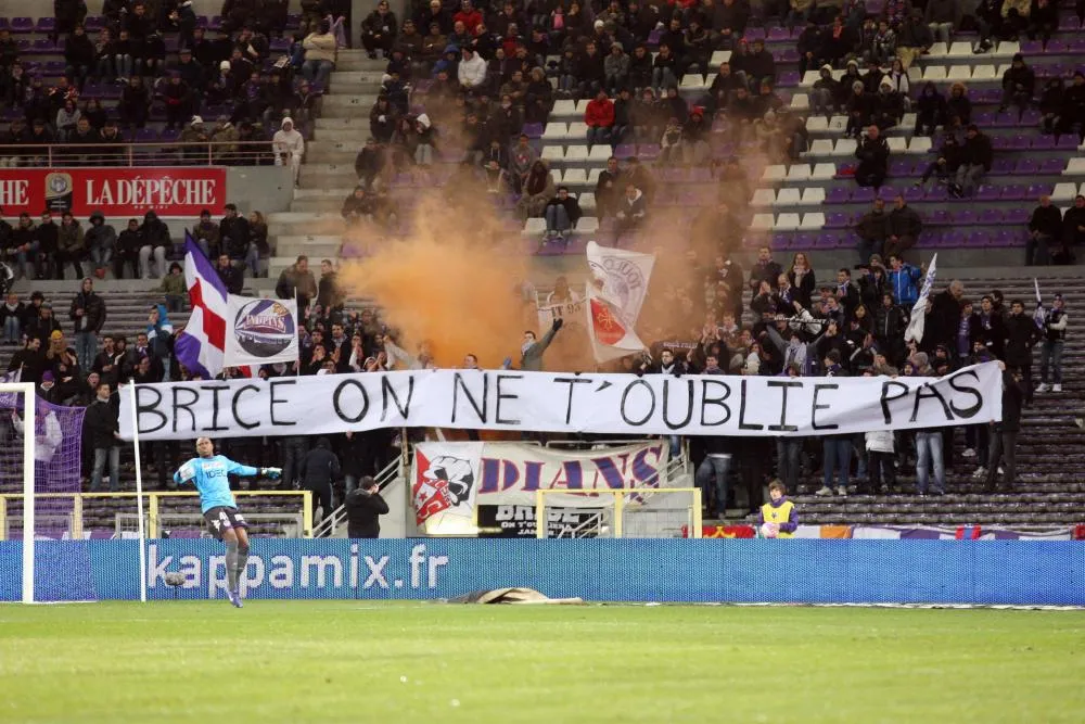 Une bâche en hommage à Brice Taton au Stadium de Toulouse