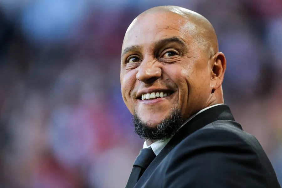 Roberto Carlos reproduit son coup de franc de 1997 dans son jardin