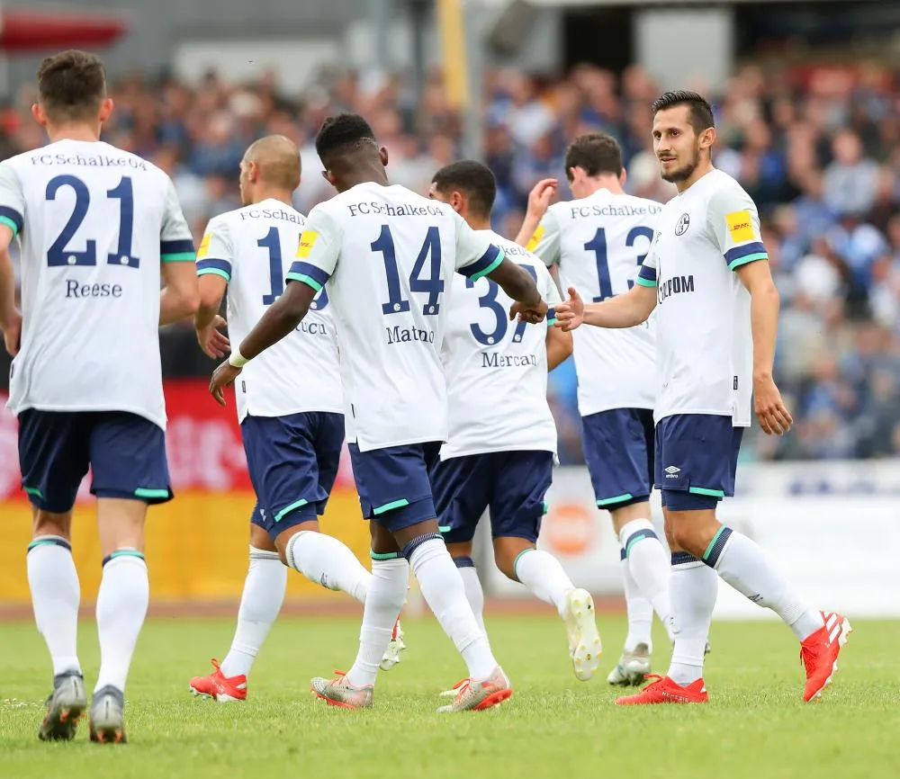 Les supporters de Schalke protestent en tribune contre Clemens Tönnies
