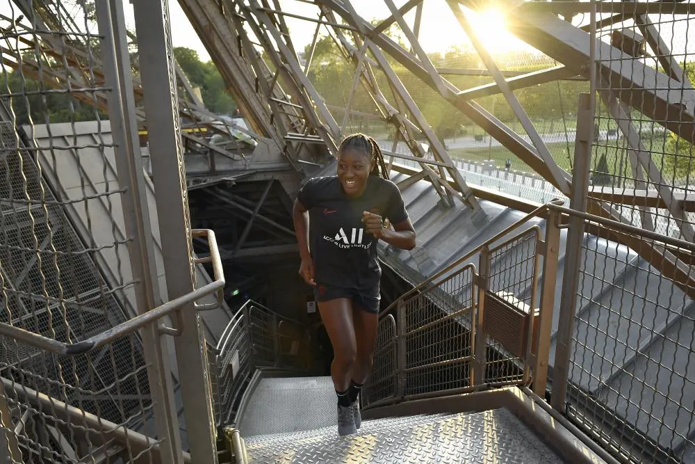 Les joueuses du PSG grimpent la Tour Eiffel en guise d’entraînement