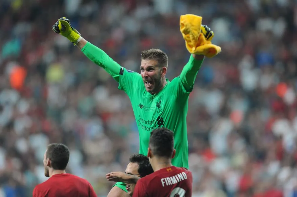 Adrián blessé par un fan de Liverpool qui courait sur la pelouse