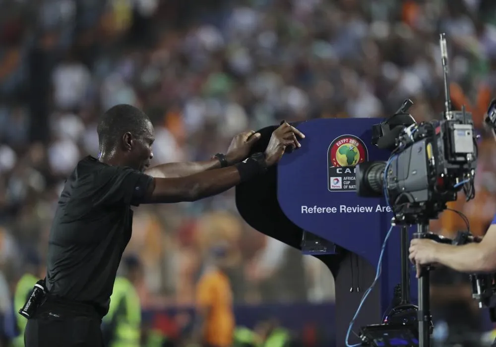 Retour triomphal pour le trio arbitral camerounais après la CAN