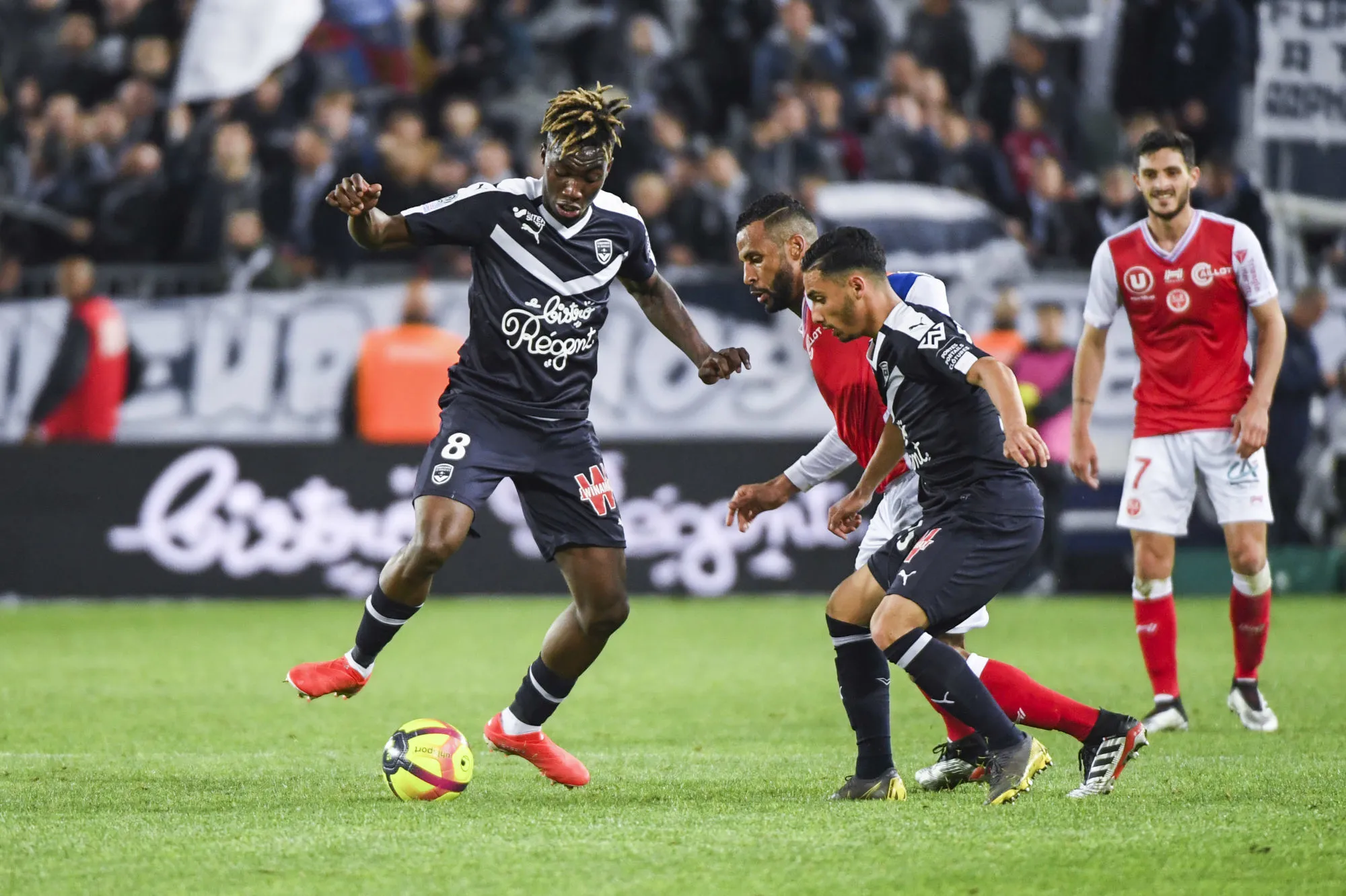 Un supporter fait irruption sur le terrain et tente de stopper Karamoh