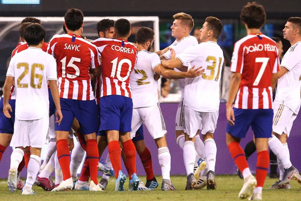 Un fan du Barça provoque les fans du Real en tribunes