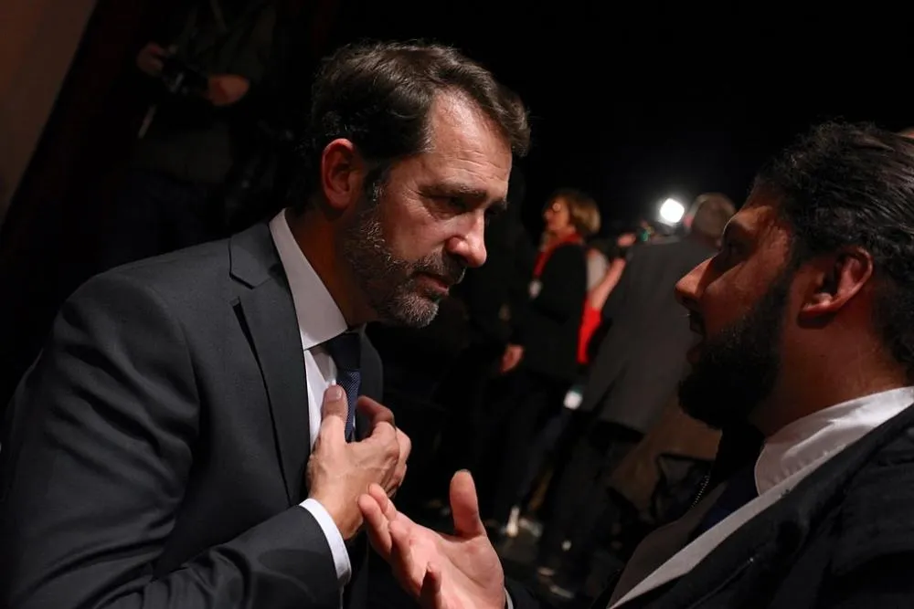 Castaner évoque les interdictions de déplacement et les chants homophobes