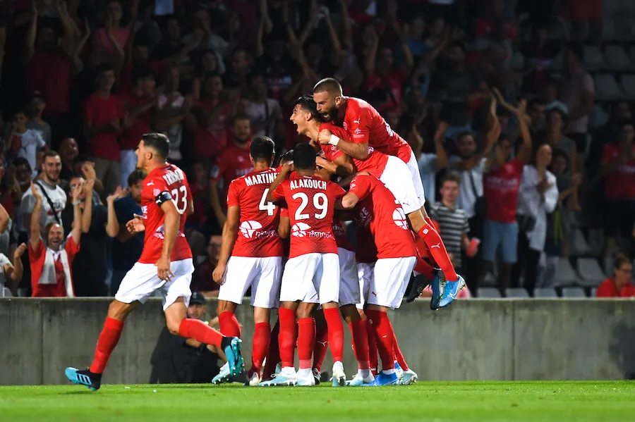 Angers dégage Lyon du podium, tonnerre sur Brest