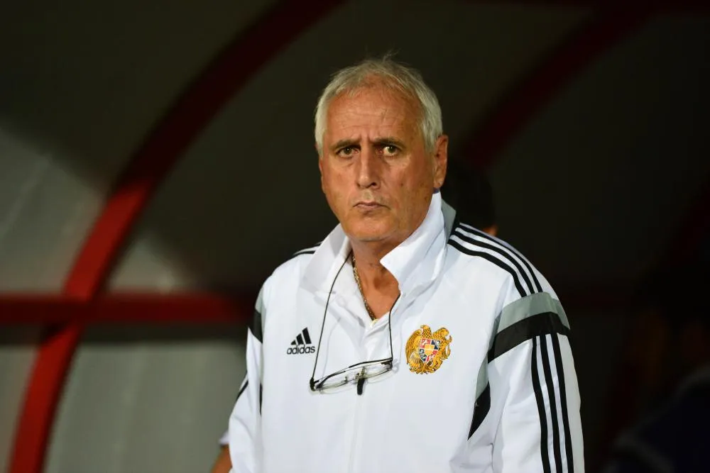 Le sélectionneur kosovar en transe en conférence de presse