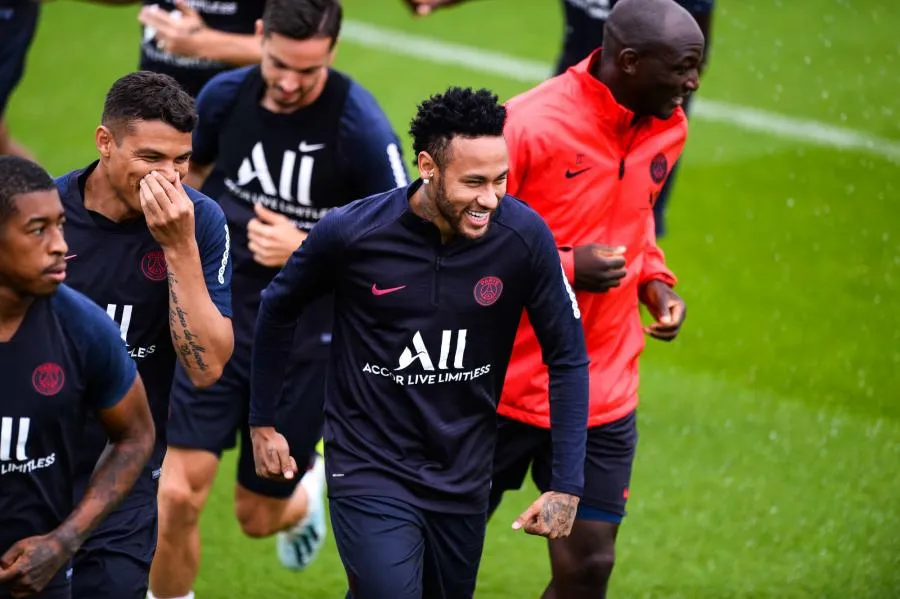 Neymar calme le jeu avec le PSG