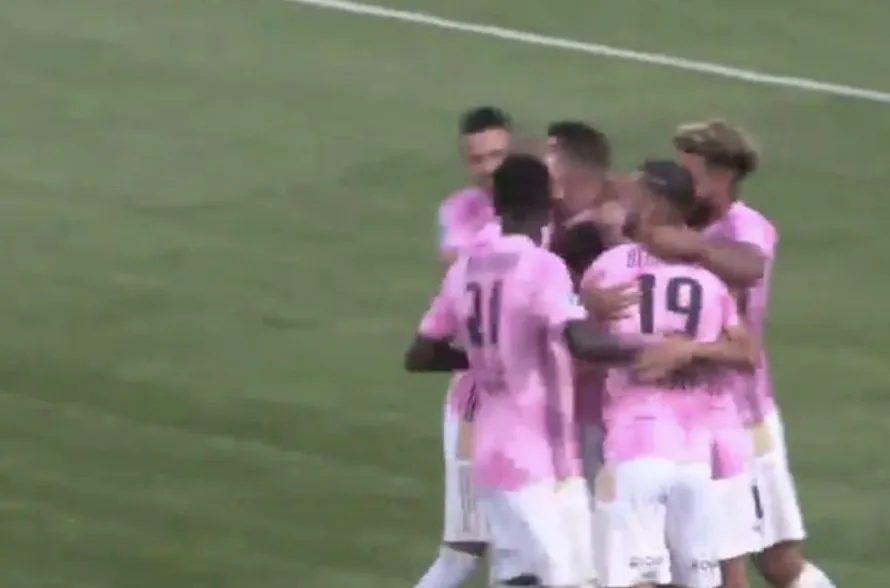 Les joueurs du Puy Foot 43 débriefent leur combinaison sur corner