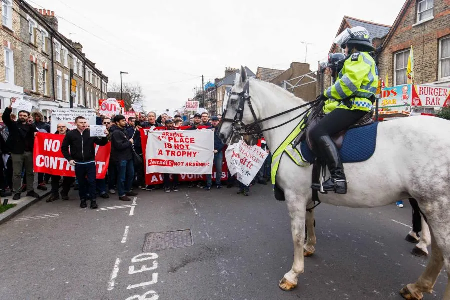 Un supporter de Portsmouth frappe un cheval de la police