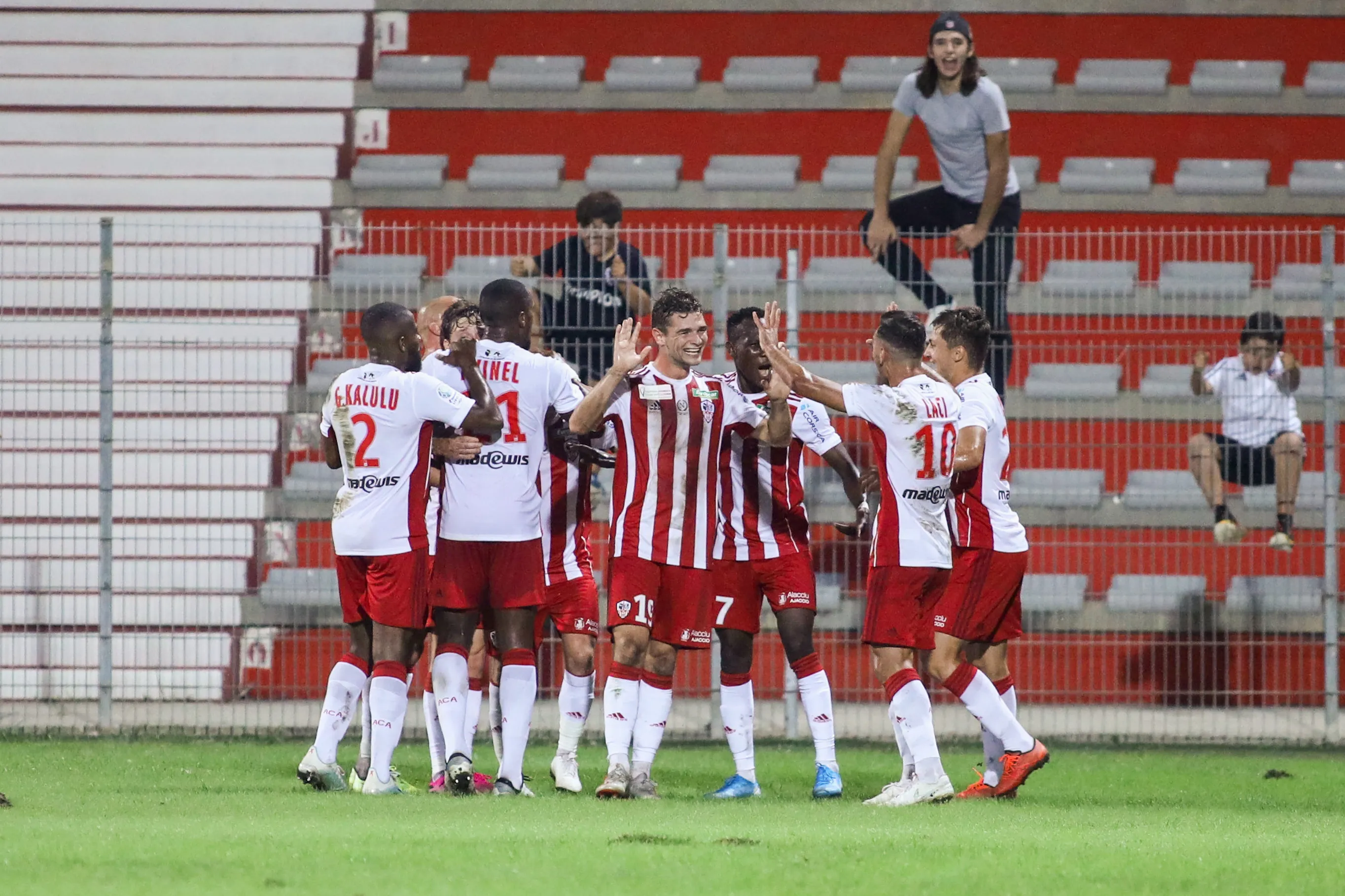 Lorient creuse l&rsquo;écart en haut, Châteauroux respire en bas