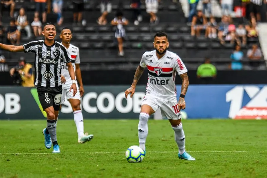 Dani Alves attaqué par un nid de guêpes