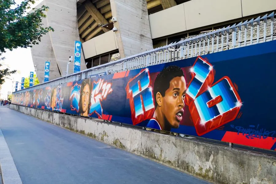 Ronaldinho ravi d’avoir sa fresque au Parc des Princes