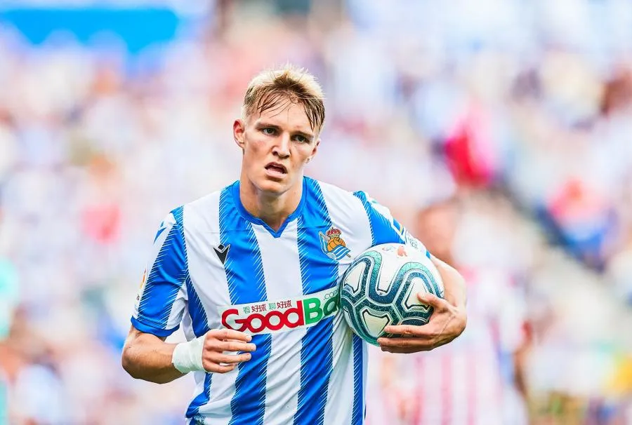 Martin Ødegaard reçoit un poisson en guise de trophée de joueur du mois