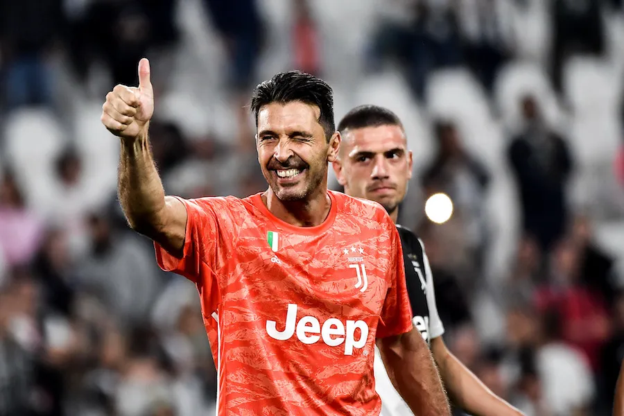 Gianluigi Buffon égale Paolo Maldini