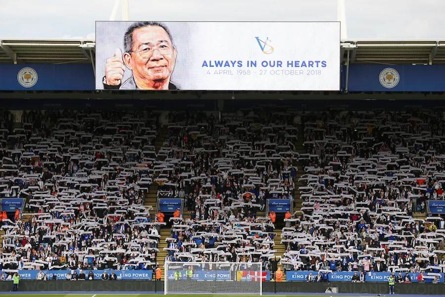 Un an après la mort de leur président, les fans de Leicester lui rendent hommage